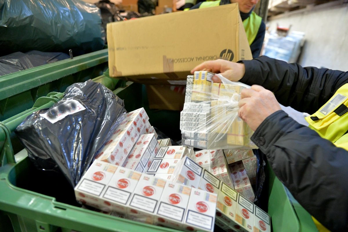 Белорусского водителя арестовали на границе после обнаружения в грузовике 2,08 млн сигарет
