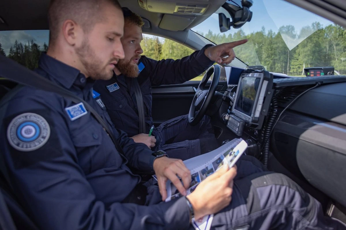 В Йыхви пьяный автоинструктор на учебной машине пытался скрыться от полиции