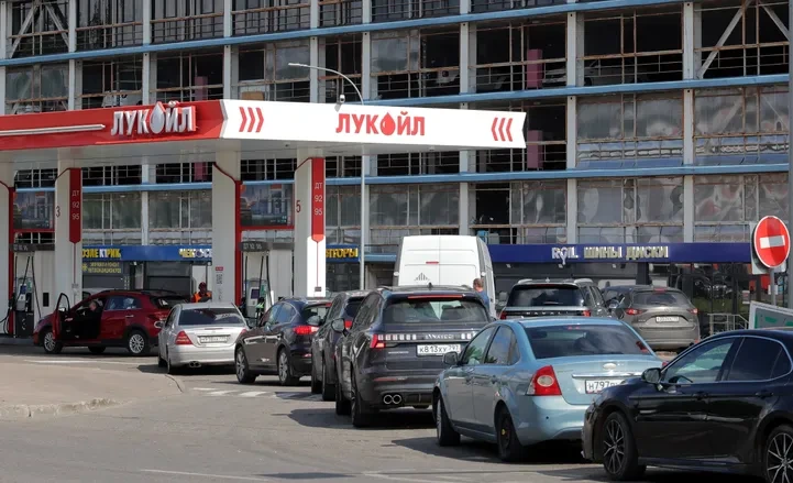 РАЙНЕР САКС⟩Огнестрельное оружие и священники: дефицит топлива приводит к курьезам на российских заправках