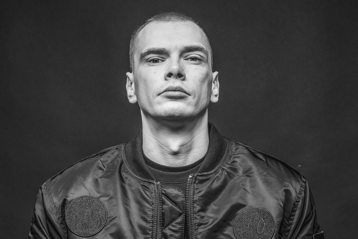 „Советское полусладкое“ и доставка бургеров в ресторан. К двери скандально известного рэпера Beebilõust неожиданно пришли правоохранители