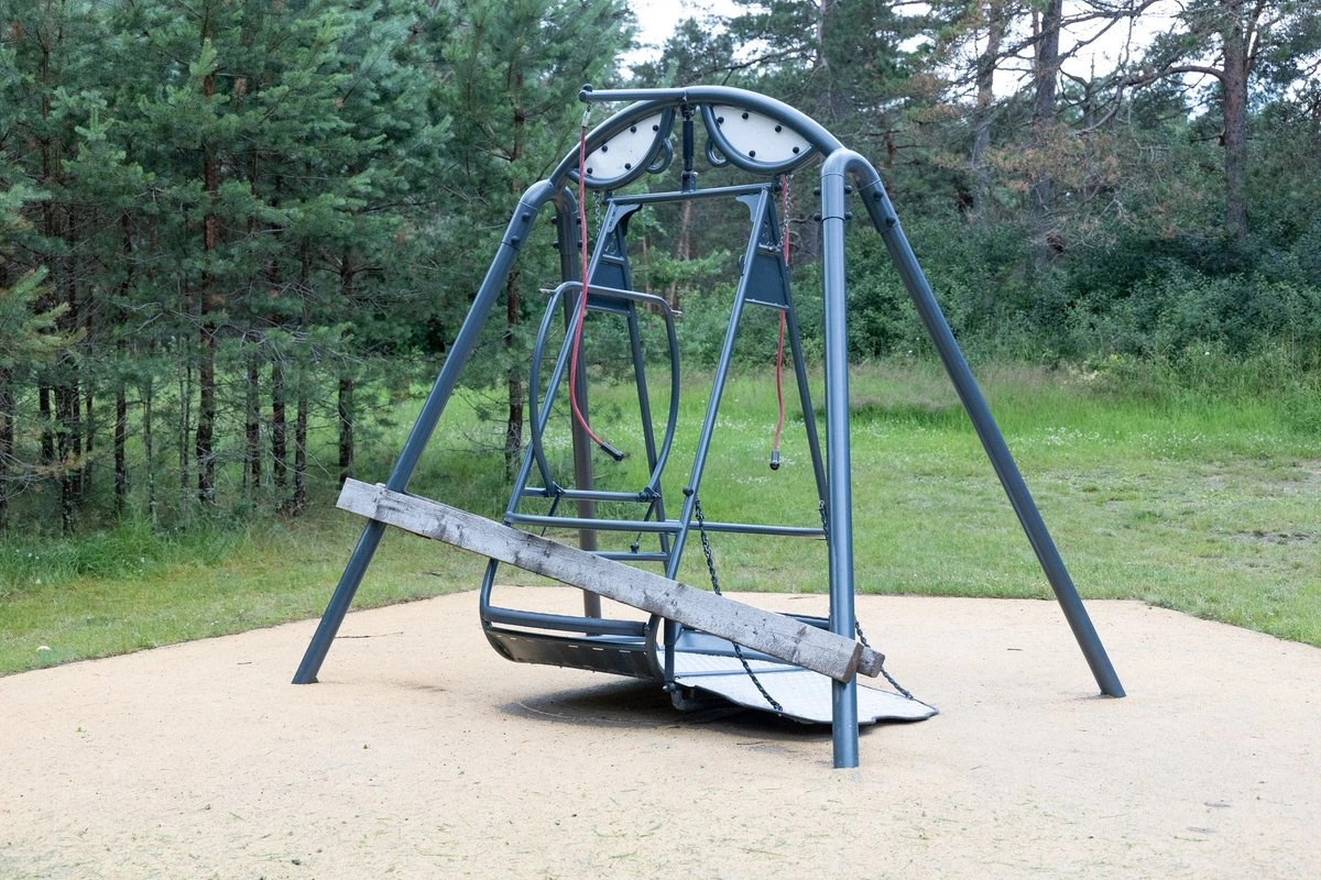 После тяжелого несчастного случая качели для людей с особыми потребностями закрыли по всему Таллинну