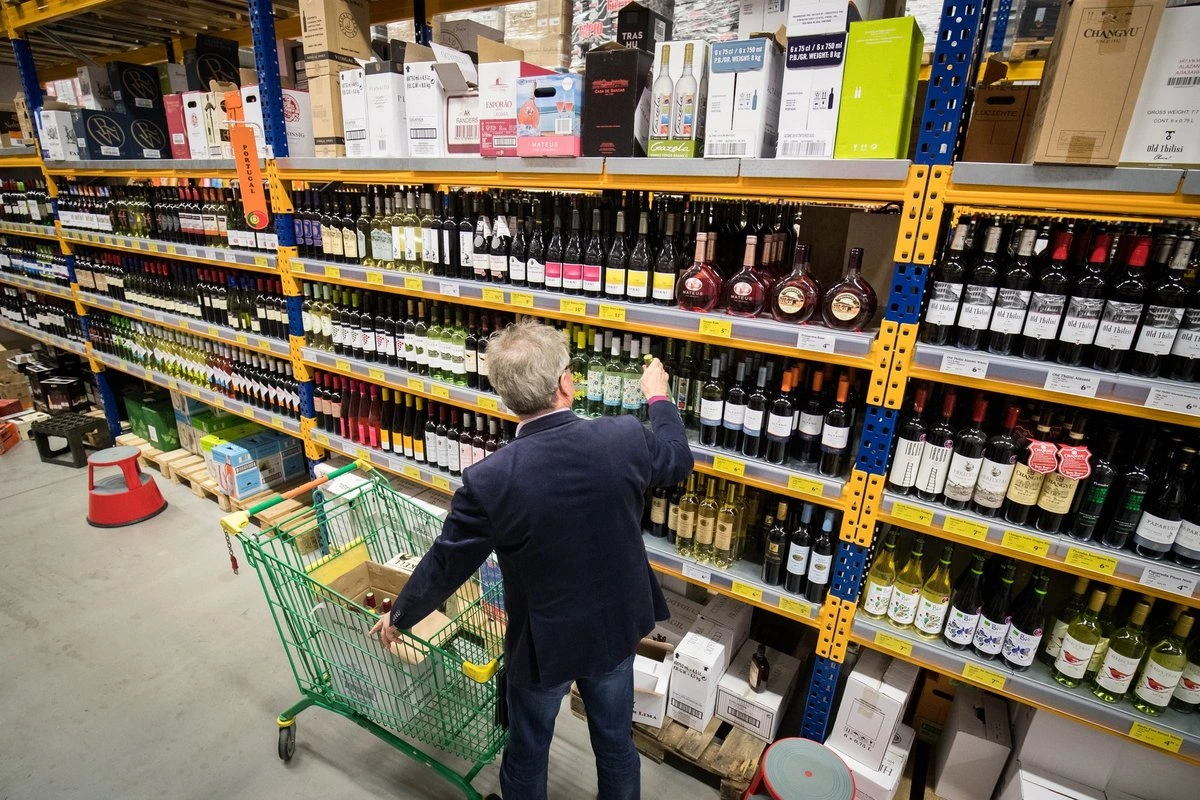Оппозиция против повышения акциза на алкоголь и сокращения времени его продажи