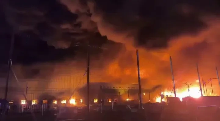 Под Санкт-Петербургом горит огромная промзона с важными предприятиями ВПК, в Оренбурге дроны ударили по складу Ozon