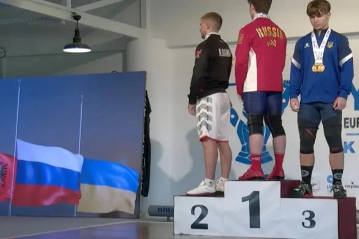 ВИДЕО | Украинский тяжелоатлет отвернулся от российского флага на пьедестале юношеского чемпионата Европы