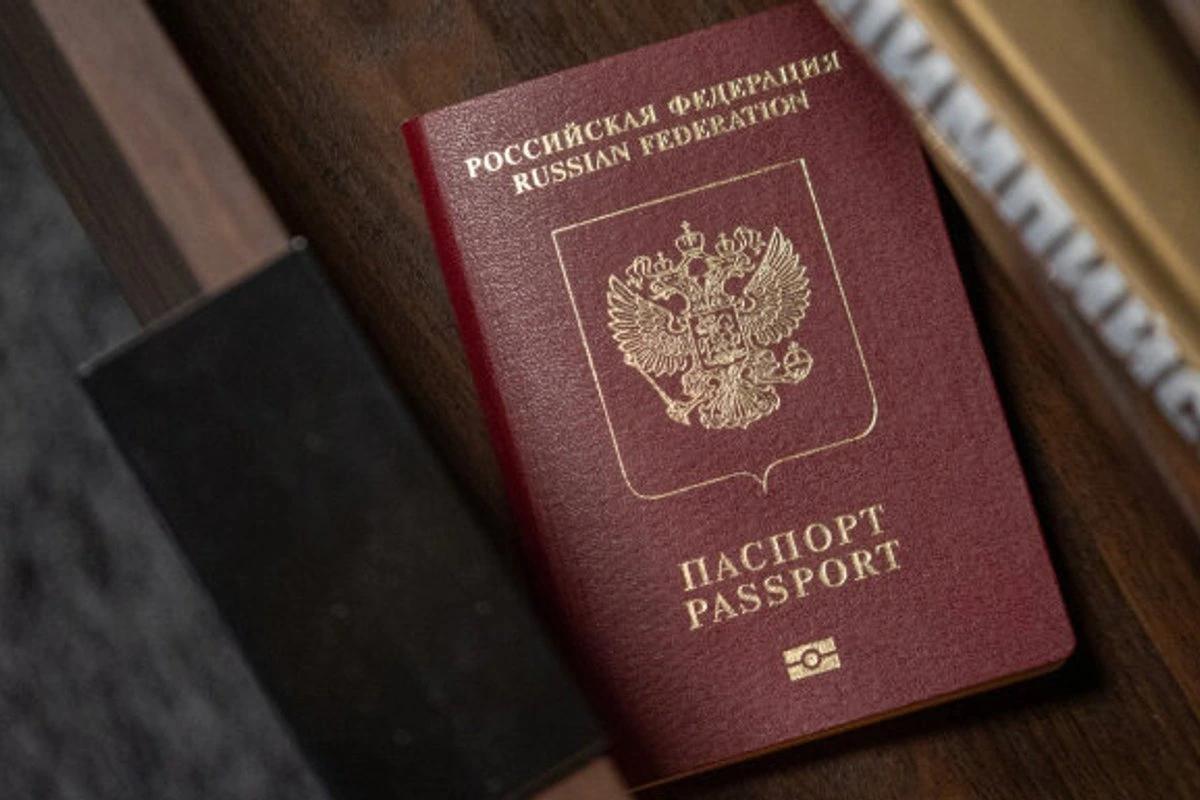 Отказ от гражданства РФ теперь стоит почти 2500 евро. Какие еще подводные камни ждут тех, кто решится?