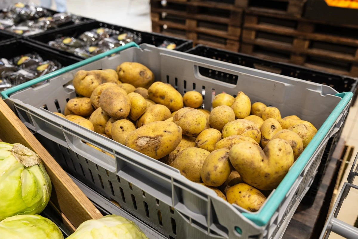 „На некоторых клубнях были пятна гнили“. Клиент, купивший в Coop испорченный картофель, ждал решения проблемы более двух недель