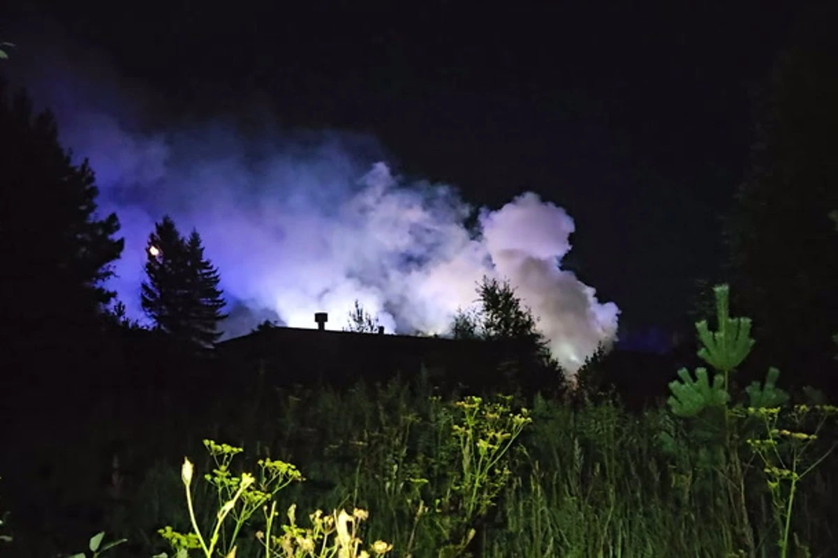 ФОТО и ВИДЕО | „Были слышны хлопки“. В Кохтла-Ярве произошел крупный пожар в гаражном комплексе