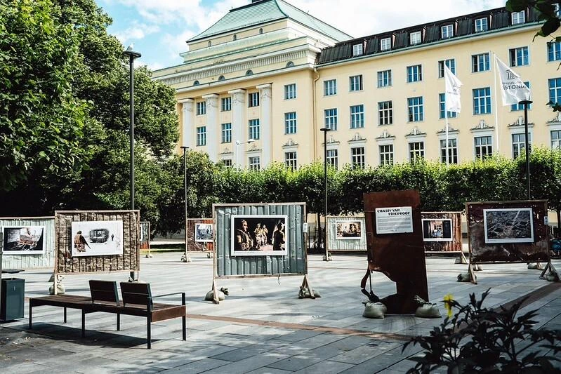 В центре Таллинна открылась фотовыставка-инсталляция, посвященная обороне Украины