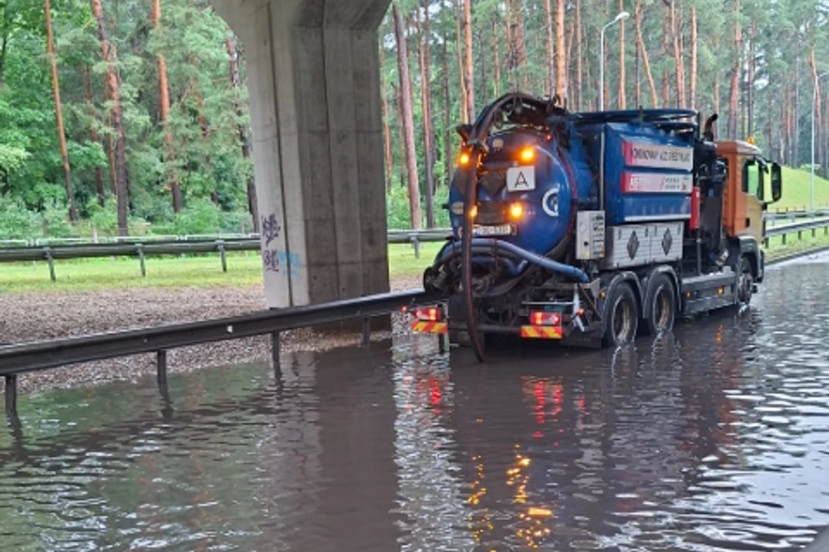 ФОТО | Сильные дожди затопили Ригу: в столице Латвии выпала полумесячная норма осадков