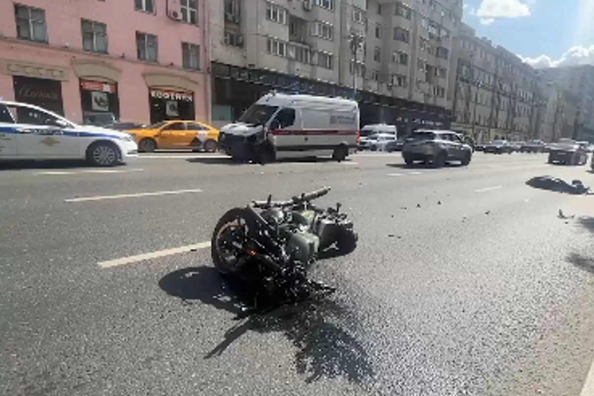 ВИДЕО | В ДТП в центре Москвы погиб зампред правления одного из основных банков в Крыму. Его мотоцикл столкнулся со скорой