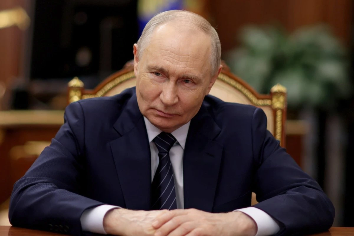 Путин подписал закон, поражающий в правах критиков власти, которых заочно преследуют в России. Он вступает в силу немедленно