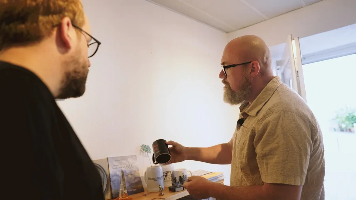 Hat spezielles Geschenk im Büro: AfD-Politiker wollte dieses Video stoppen