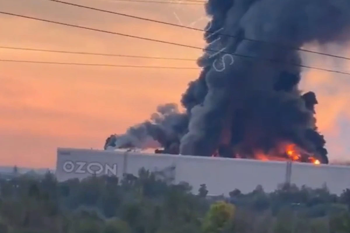ВИДЕО | Пылает открытым пламенем: Украина ударила по складу Ozon и НПЗ в Самарской области