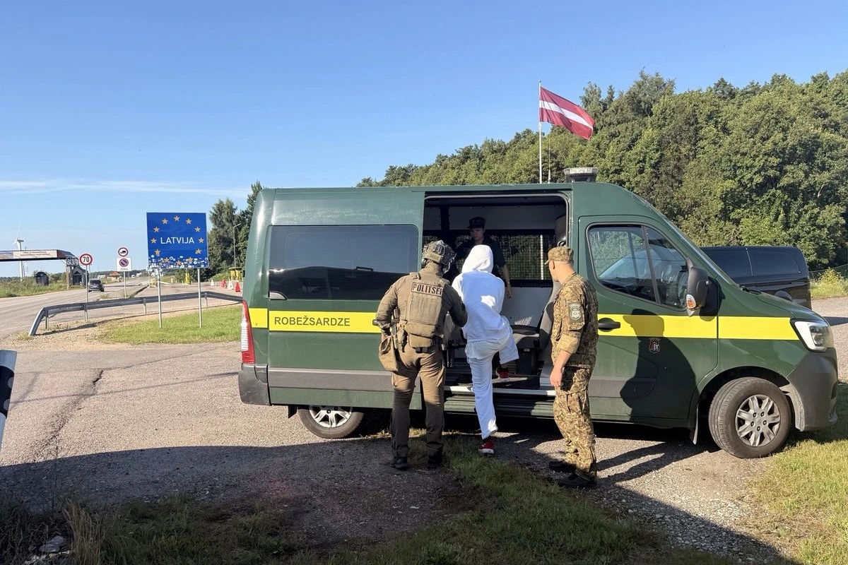 Полиция передала Латвии первых восьмерых нелегальных мигрантов