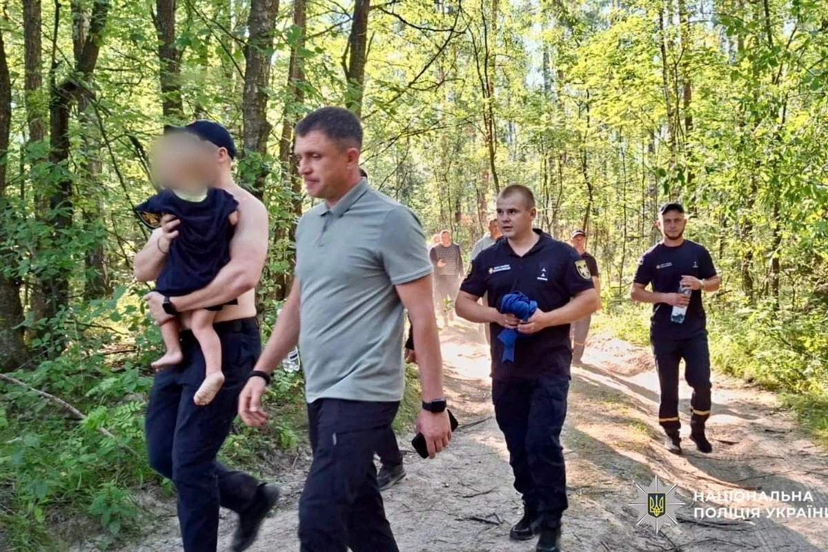 ФОТО | В Украине двухлетний малыш провел всю ночь один в лесу: утром его нашли живым после масштабных поисков