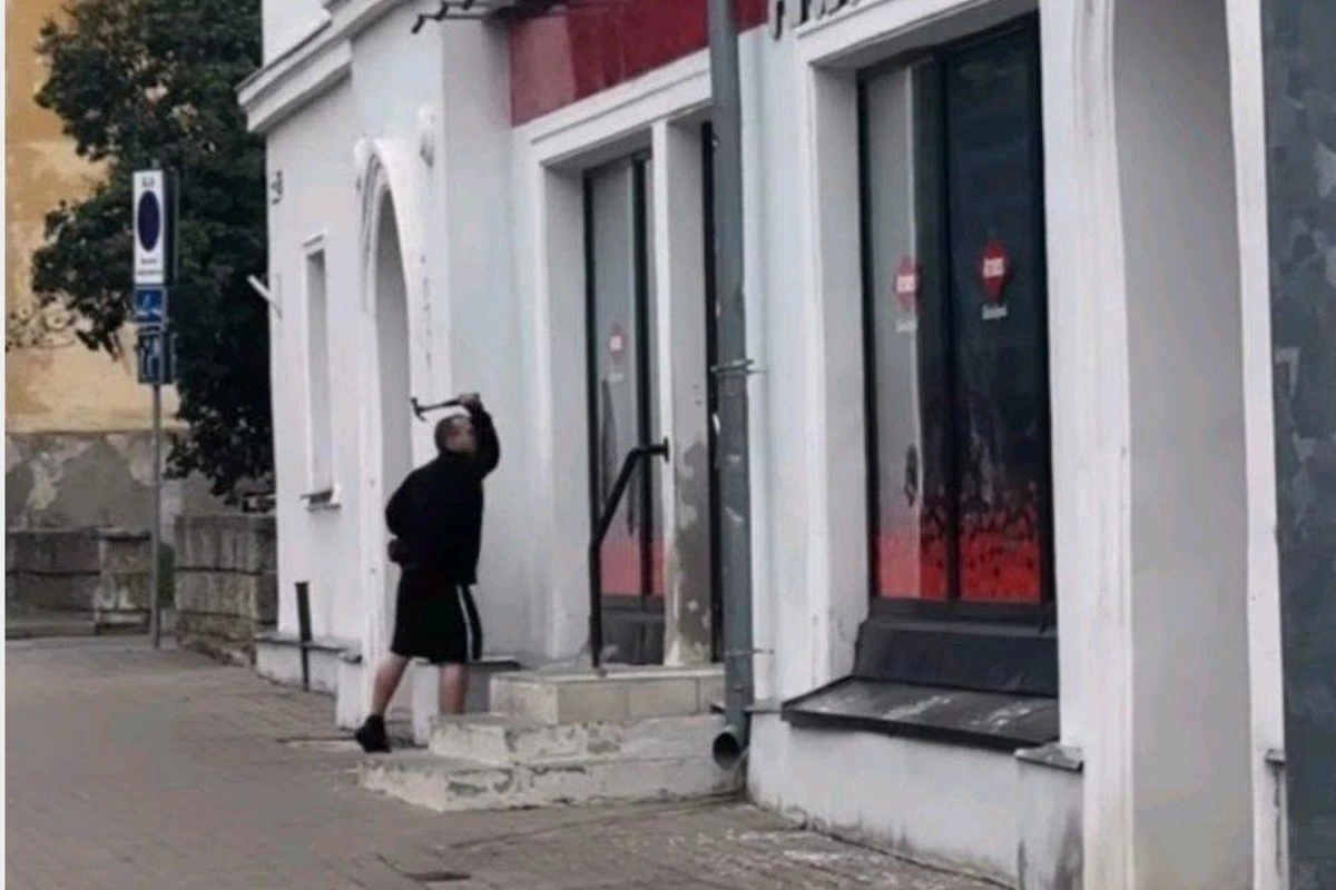 В Нарве неизвестный с молотком устроил погром в центре города. Пострадали магазины и ресторан