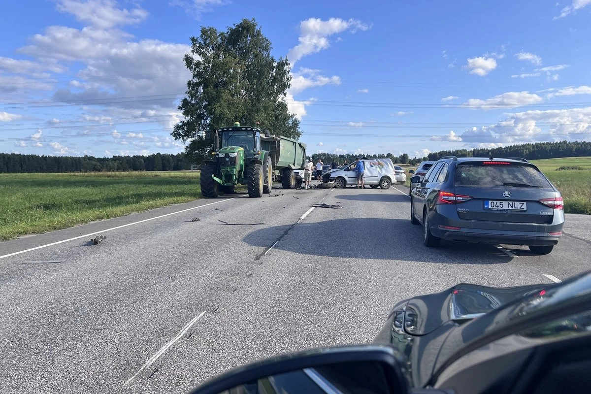 ФОТО | Легковой автомобиль врезался сзади в трактор