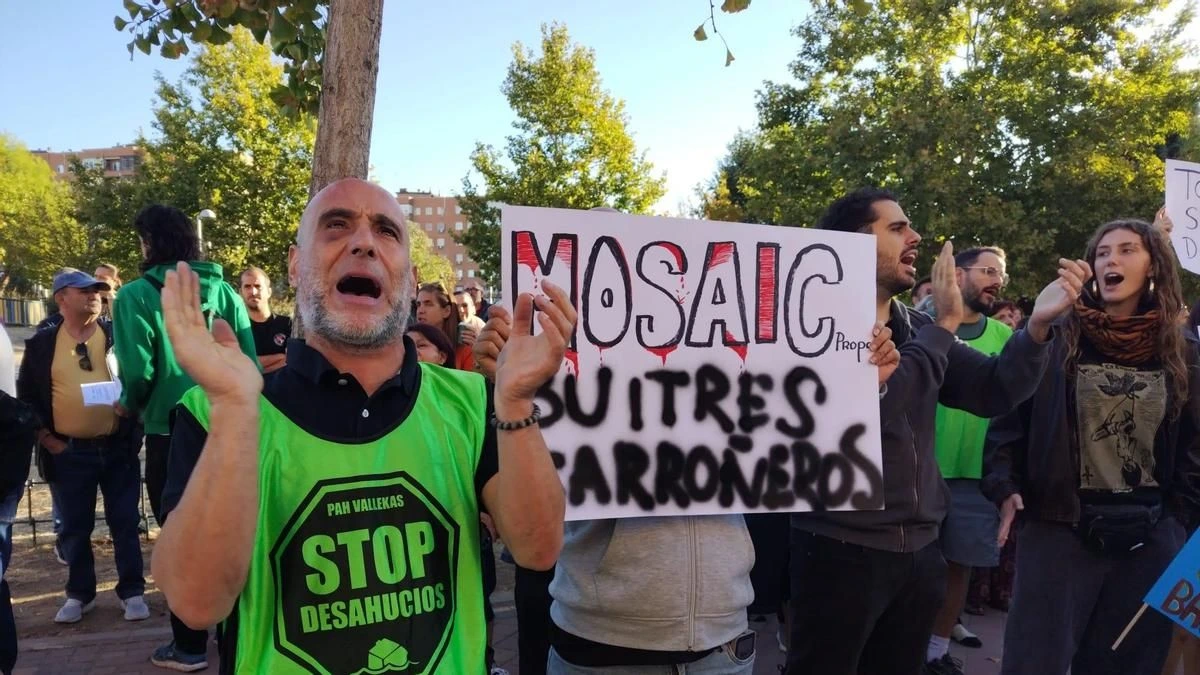Desahucian a David y a su hijo de unos pisos sociales en Vallecas el mismo día que a Maricarmen