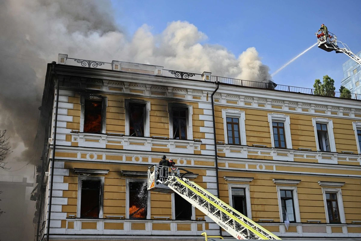 Россия ударила по центру Киева: пострадали академия наук и медицинский центр, есть погибшие