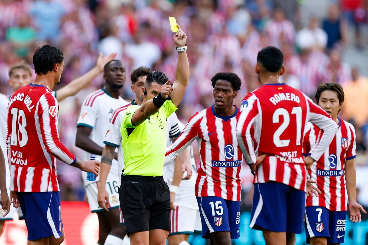 La polémica de un derbi caliente: dos revisiones de VAR, la norma del "error de identidad" y el enfado del Madrid