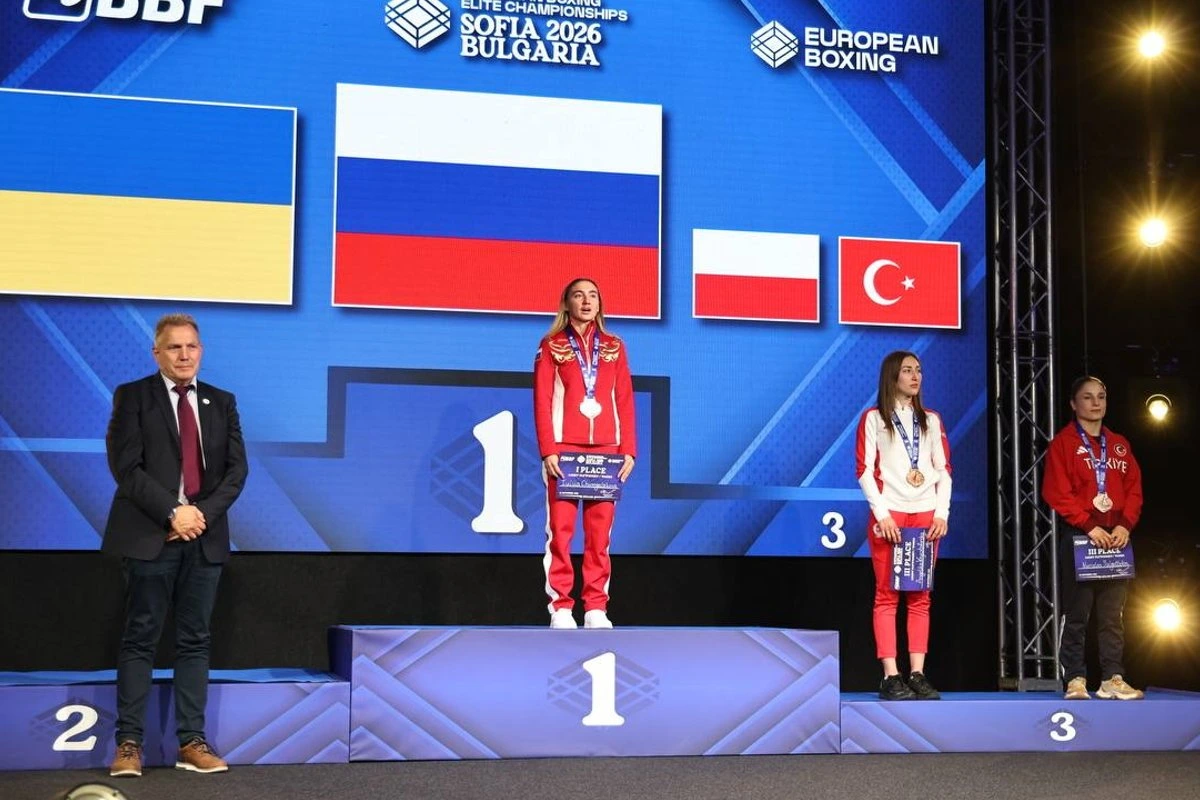 ВИДЕО | Украинская боксерша отказалась стоять на пьедестале с россиянкой во время исполнения гимна России на чемпионате Европы