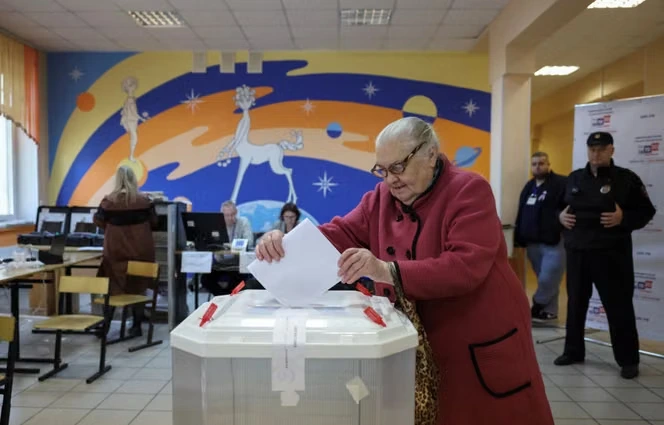 Votes forcés, exclusion d’observateurs… les élections en Russie orchestrées par le Kremlin