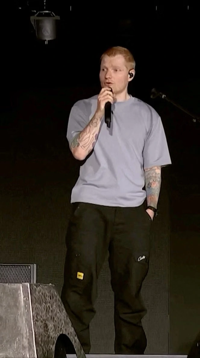 Ed Sheeran obligé de se prononcer sur Macklemore et son soutien à Gaza, après deux semaines de polémique