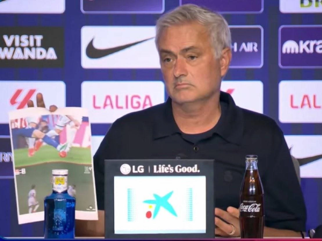 Mourinho, desatado en rueda de prensa tras el derbi: "La historia del partido está en estas fotos. Enhorabuena al Comité de Árbitros"