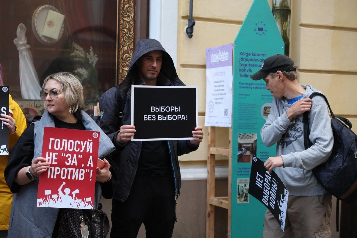 ФОТО | В Таллинне проходит акция против выборов в России. „Кремль боится не бюллетеней, а видимого протеста“
