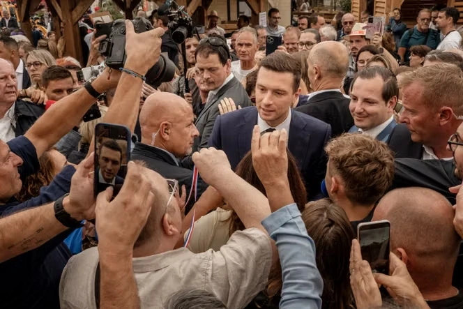 Voile, retraites : le malaise perceptible de Jordan Bardella vis-à-vis du programme présidentiel de Marine Le Pen