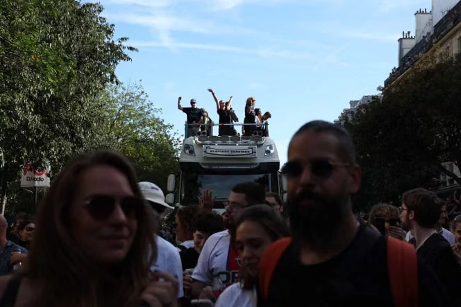 A Paris, la Techno Parade monte le son contre la loi Ripost sur les troubles à l’ordre public