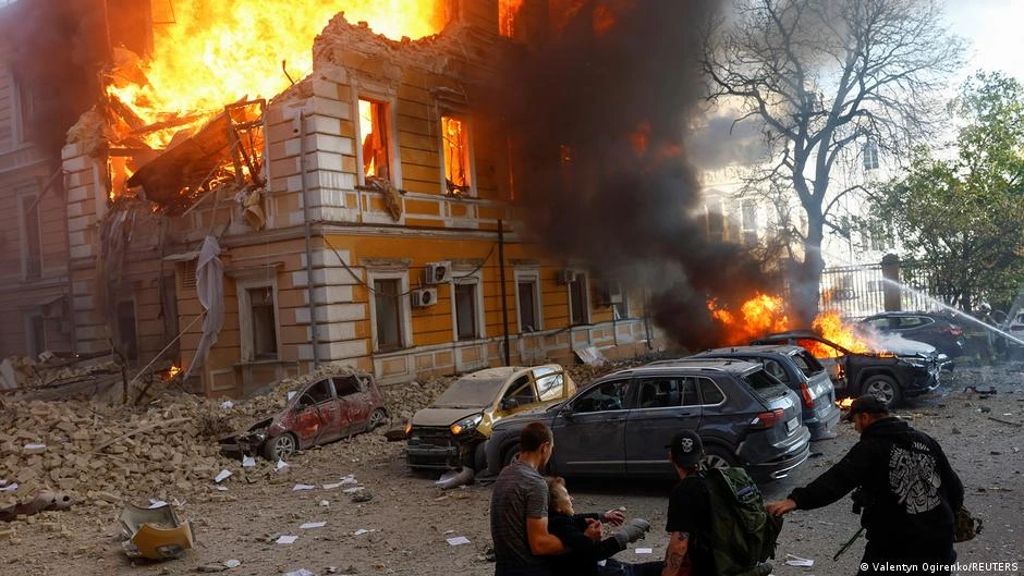 Ataque ruso contra el centro de Kiev alcanza una clínica y deja ocho heridos