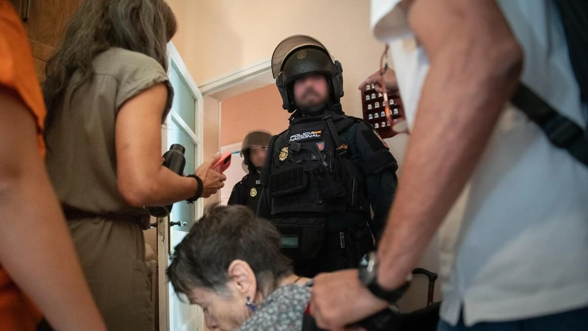 El relator de la ONU para Vivienda asegura que la jueza “debería haber parado” el desahucio de Maricarmen