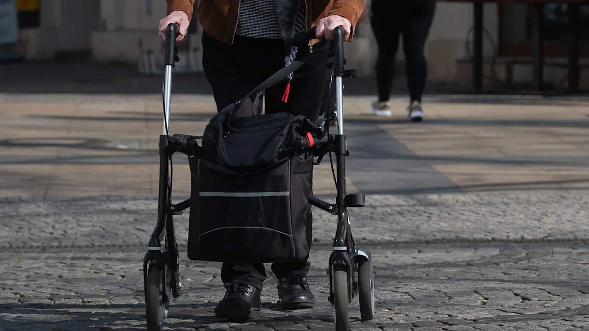 Duisburg: Kleines Mädchen umarmt Seniorin und klaut Goldkette