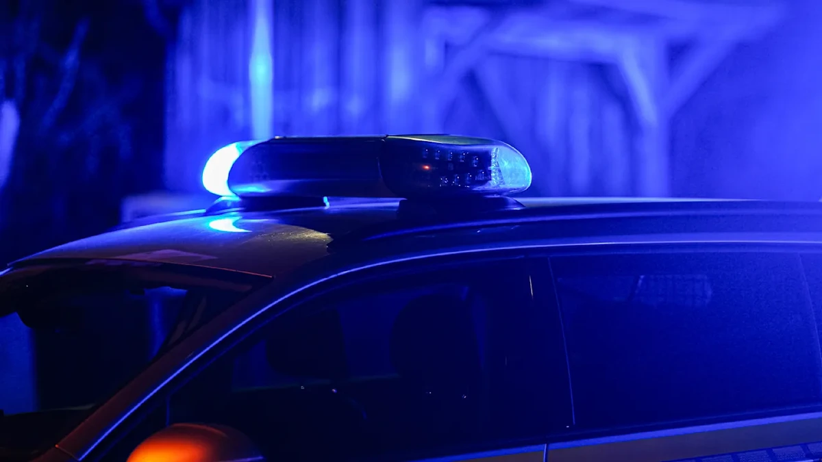 Bei Suche nach vermisstem Ehepaar: Polizei findet Leiche in brennendem VW‑Bus