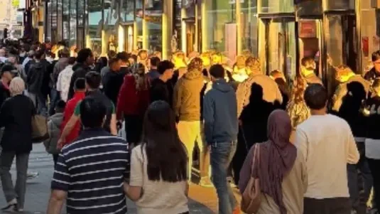 5 Stunden in Kölner City anstehen: Riesen Hype um TikTok-Hähnchen