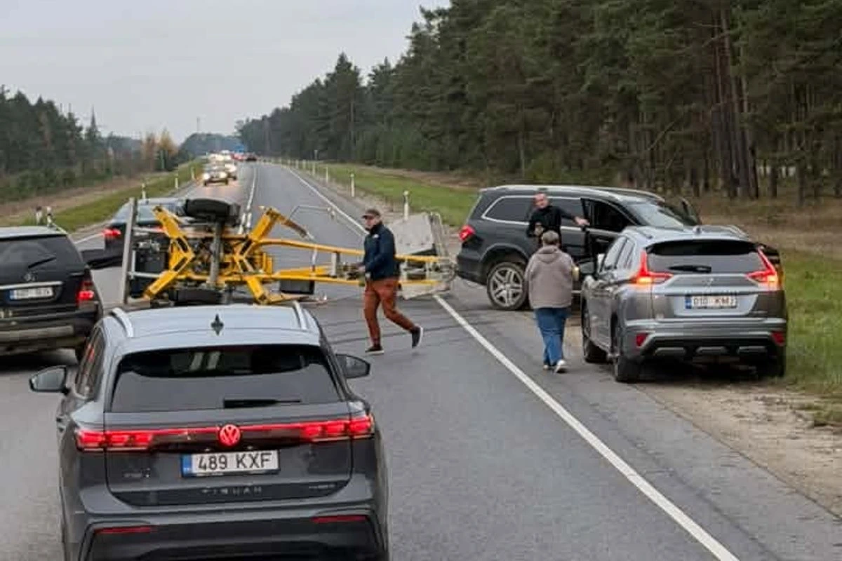 ФОТО | В результате аварии перевернулся прицеп, поднимать его пришлось краном