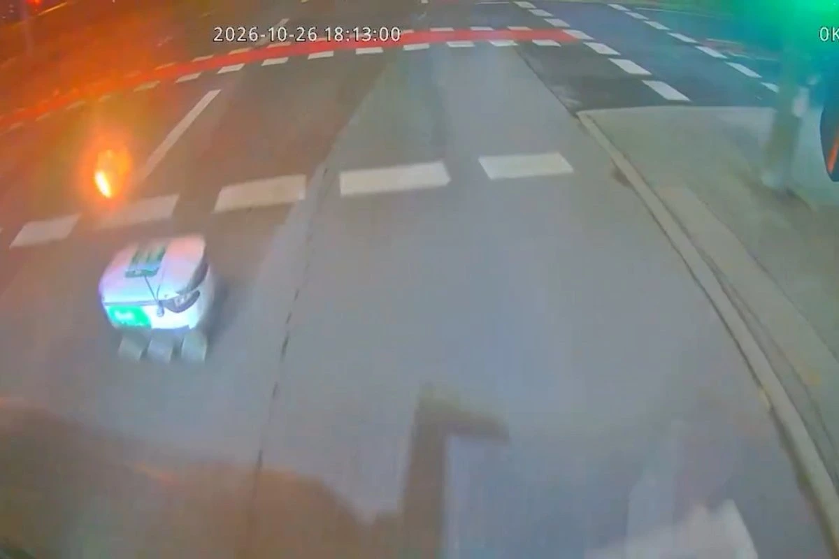 ВИДЕО | Робот-доставщик выехал на красный свет перед автобусом в Таллинне