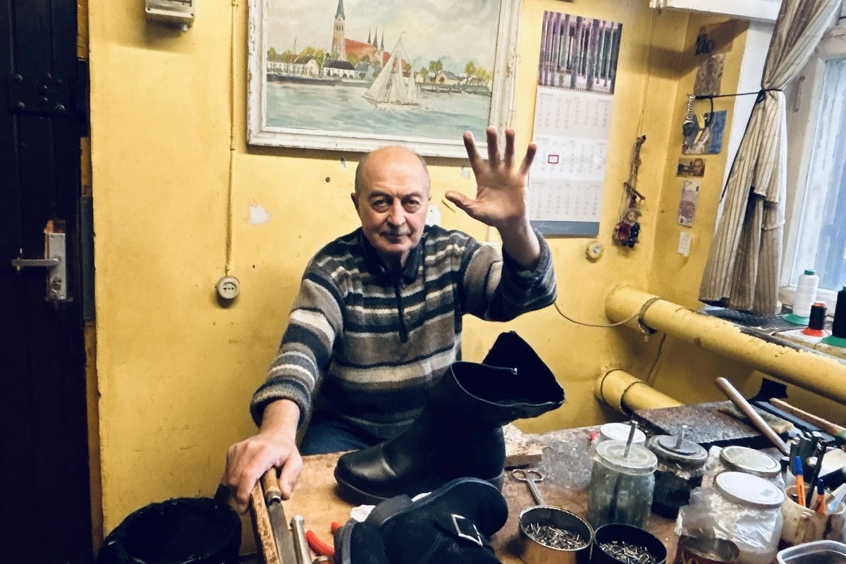 „Куда же мы теперь понесем обувь?“ В Нарве после 35 лет работы закрывается сапожная мастерская Александра Эрязова