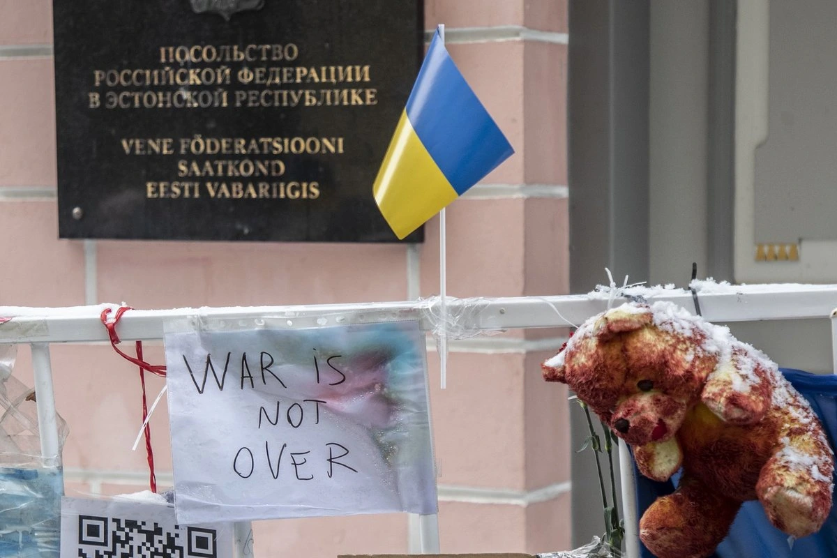 В Таллинне осудили мужчину, который написал „Слава России“ на украинском флаге