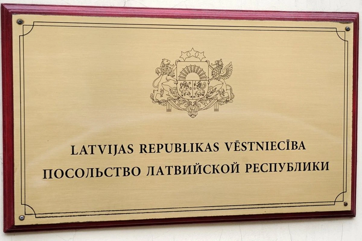 Девять месяцев в очереди и снова "по тормозам": гражданин Латвии не может вернуться на родину с женой-россиянкой