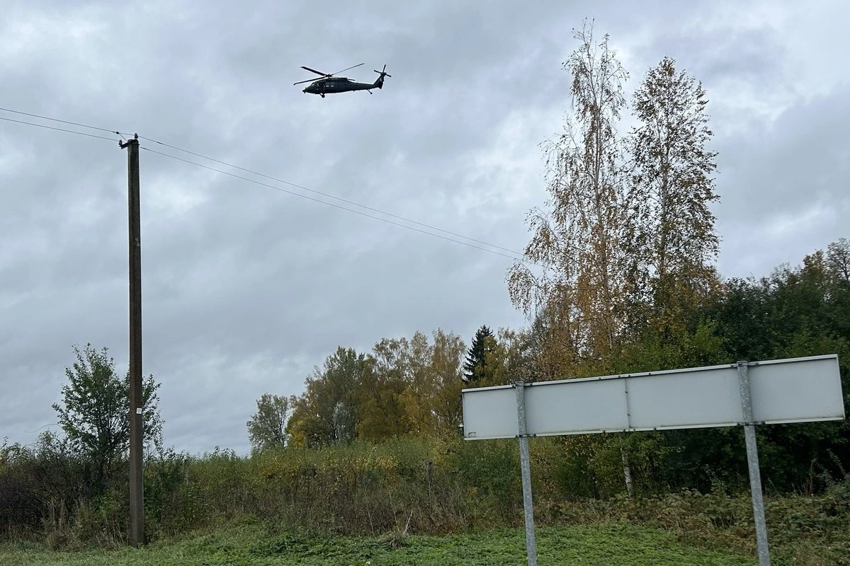 Воздушная тревога в Литве: неизвестный объект взорвался рядом с автомобилем — осколки повредили машину