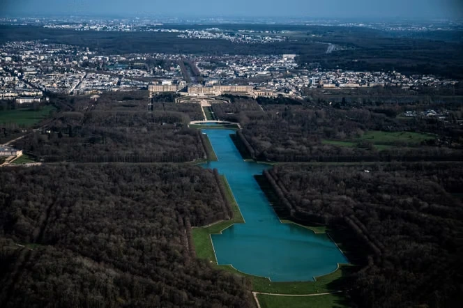 Des triathlètes dans le grand canal du château de Versailles : comment les événements sportifs s’approprient les lieux historiques