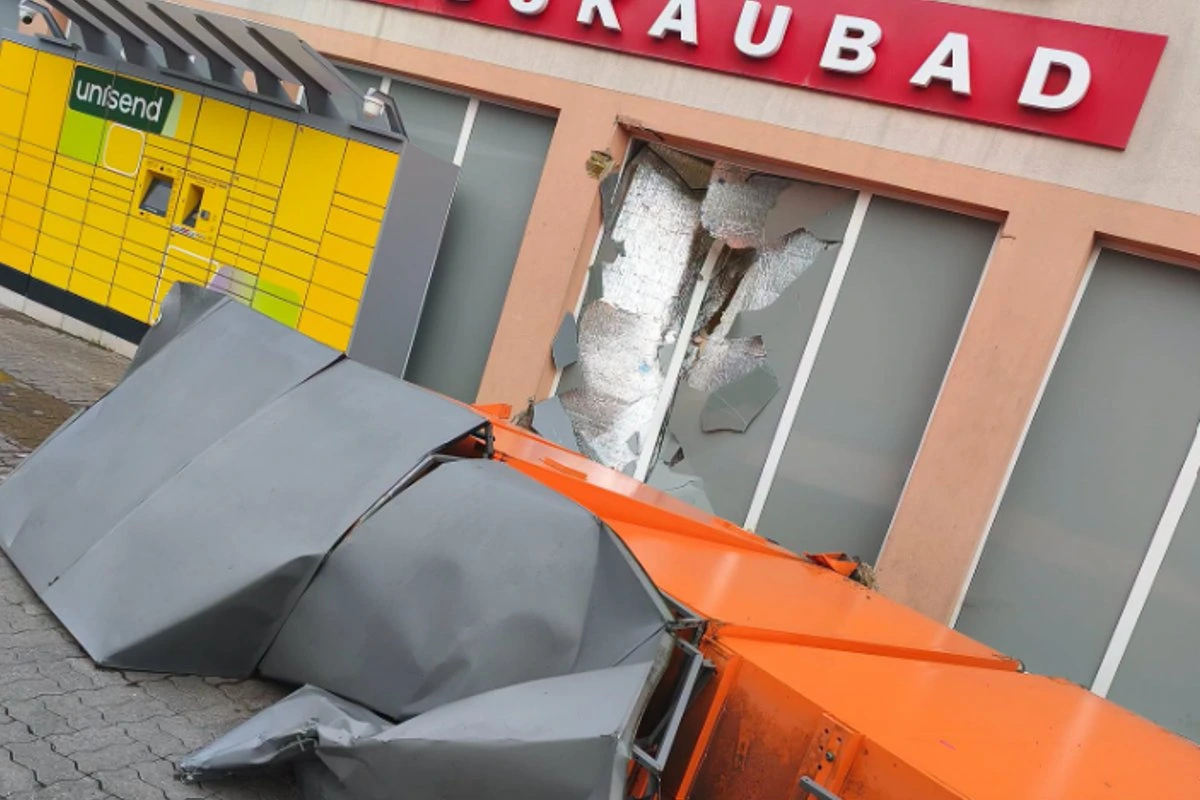 ФОТО | В Таллинне грузовик врезался в посылочный автомат и стену магазина