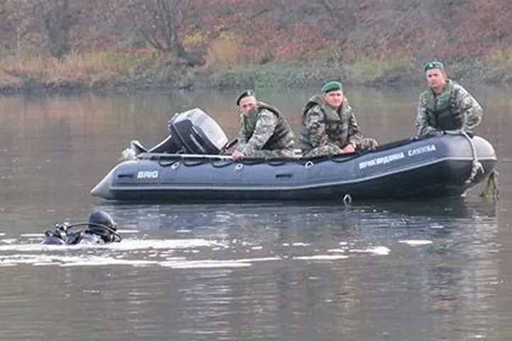 ВИДЕО⟩Украинских пограничников, преследовавших беглеца, течением унесло в Молдову
