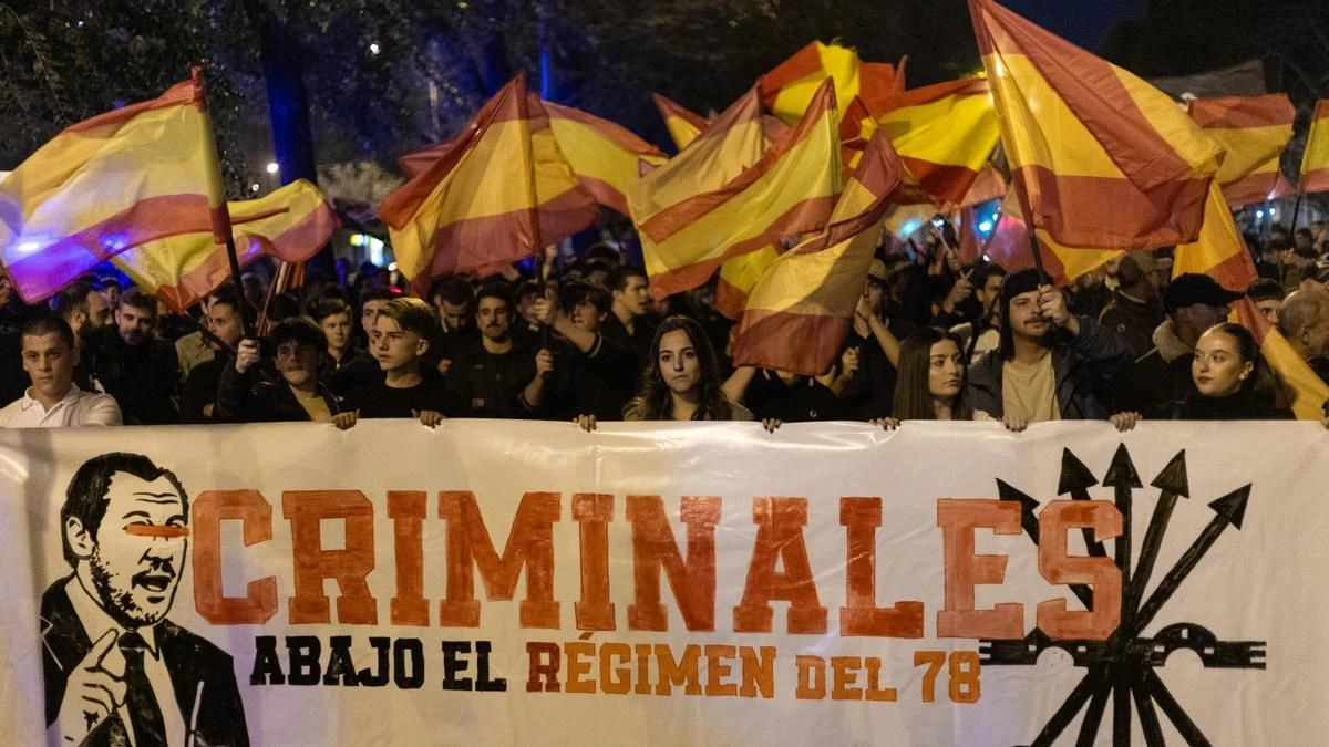Cargas policiales y disturbios en una concentración ultra frente al Ministerio de Transportes