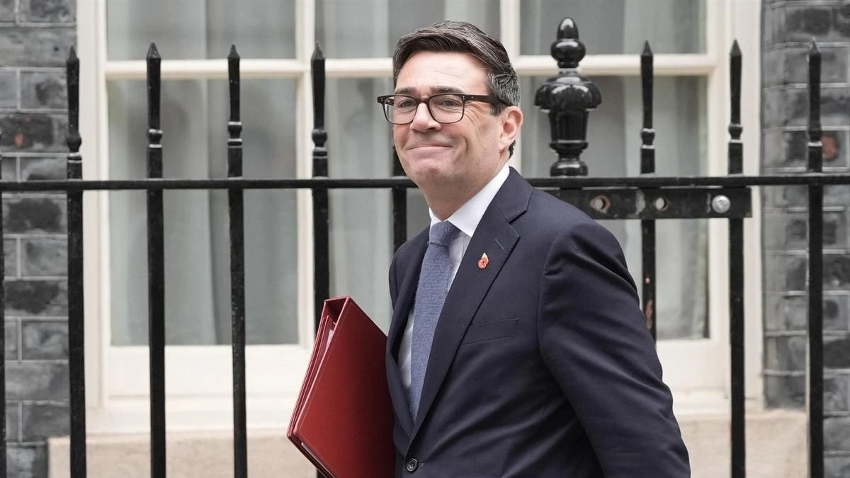 El Gobierno británico sube impuestos a los grandes bancos y baja la factura del gas a los hogares