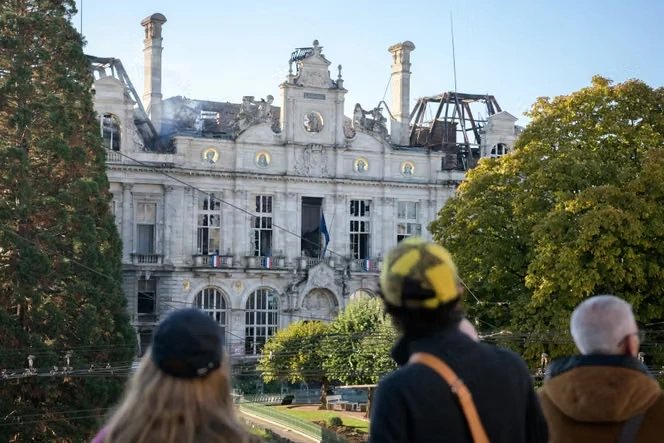 Après les saccages du 17 octobre, les maires, indignés, demandent des comptes
