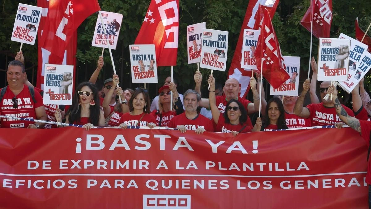 Unos mil delegados de CCOO protestan ante las sedes de los bancos para que negocien mejoras para sus plantillas