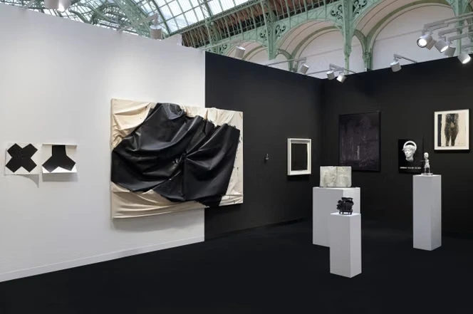 A la foire Art Basel Paris, les tensions sociales n’ont pas découragé les collectionneurs internationaux, venus en masse